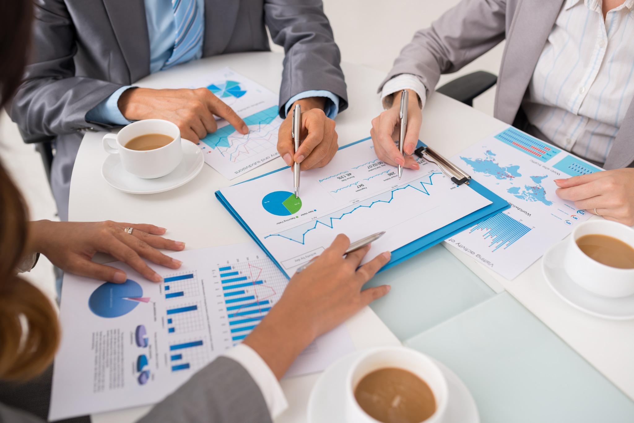 Manager en medewerker bespreken de kosten en verwachte effecten van een digitale werkplek