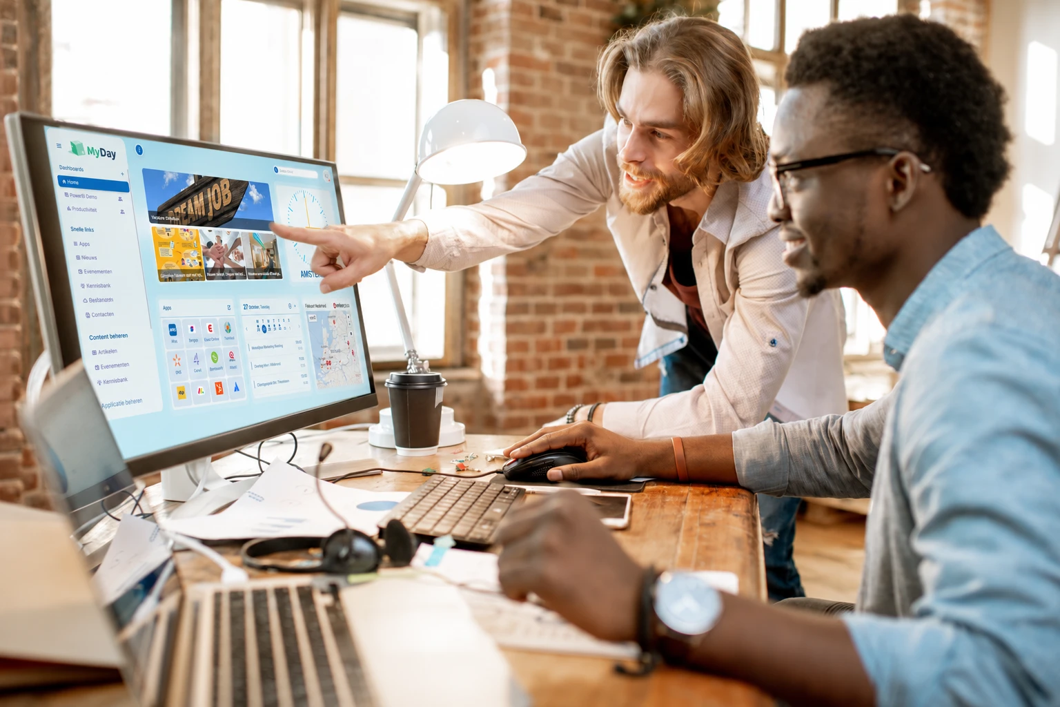 Manager bekijkt KPI’s over gebruik, adoptie en medewerkerservaring binnen de digitale werkplek